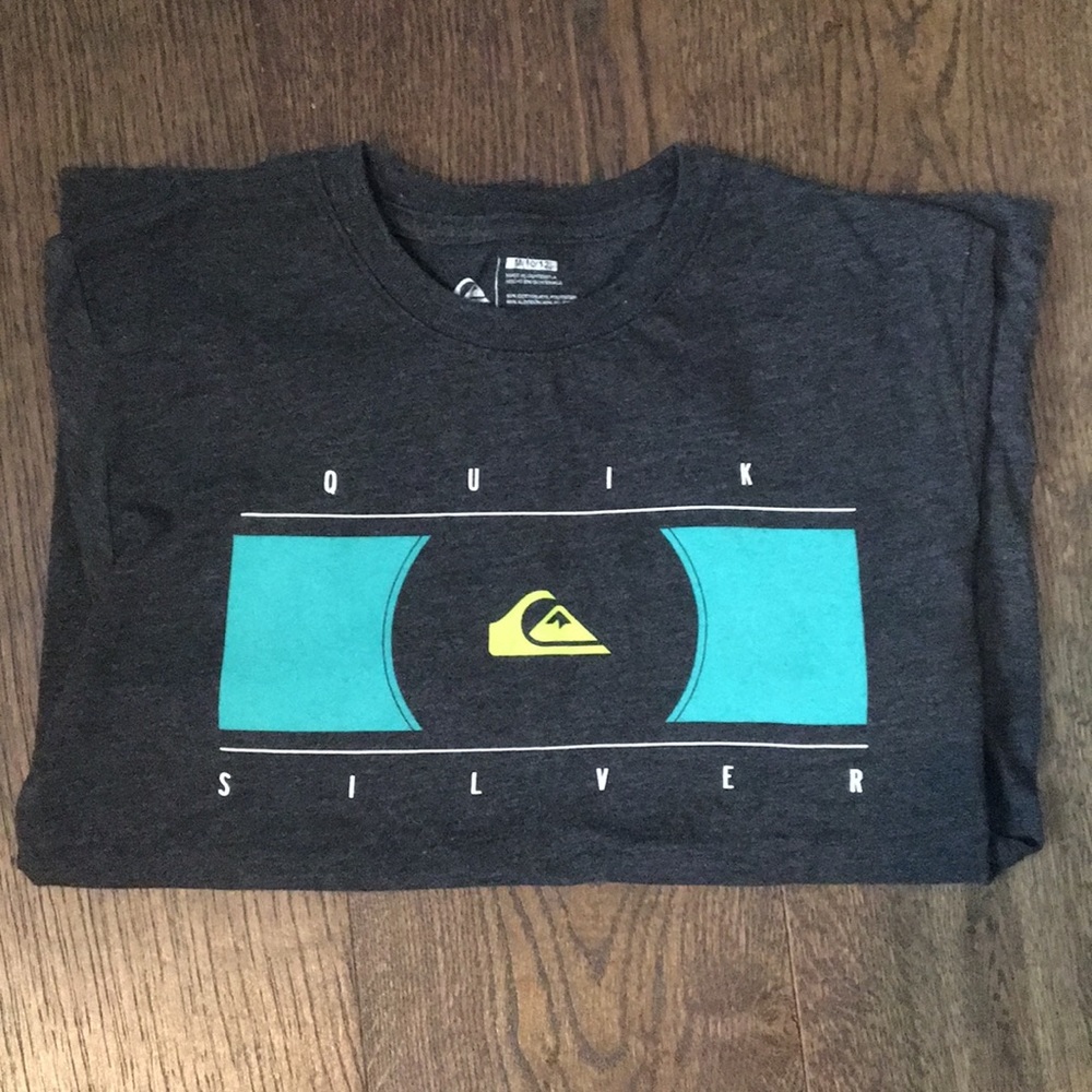 🌼 3/$6 Quicksilver t-shirt
